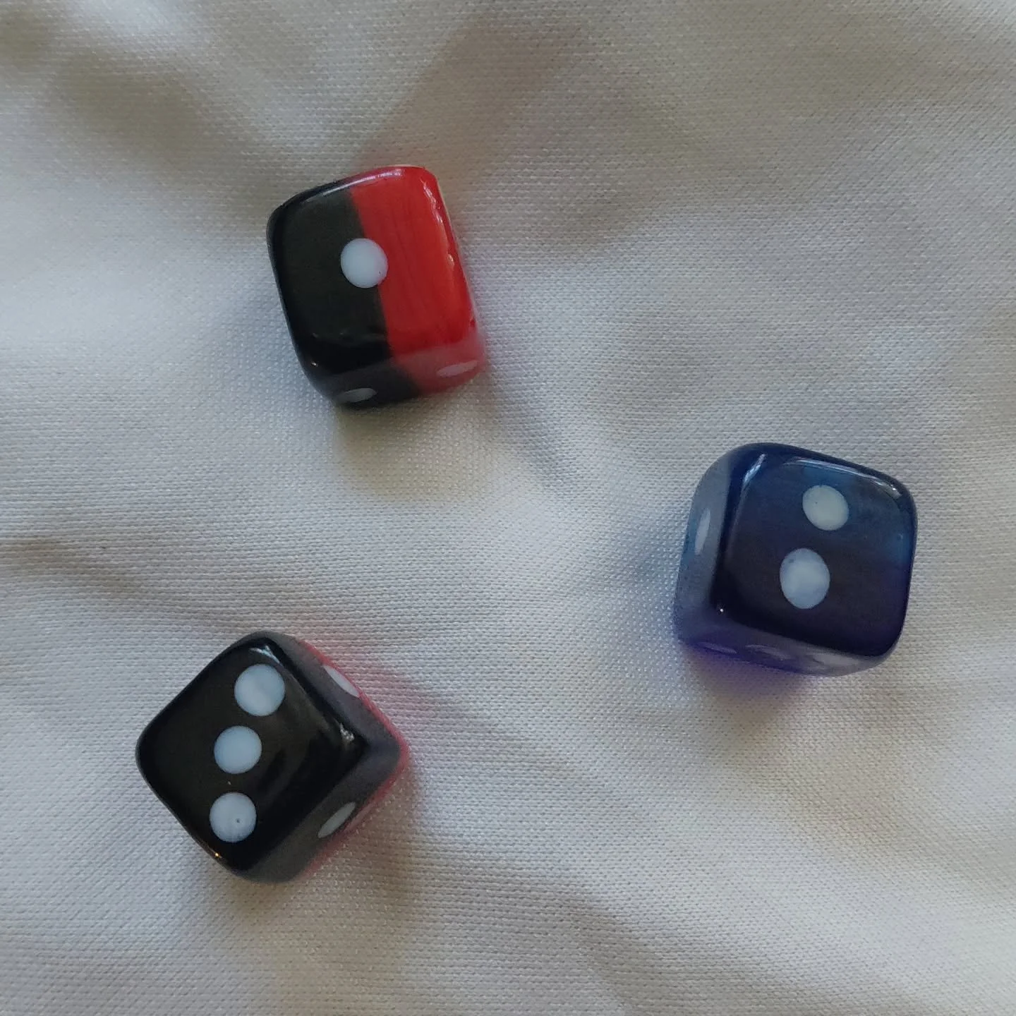 Da jeg ryddede op og opdaterede min hjemmeside i dag, fandt jeg ud af, at jeg havde lidt h&aelig;ngepartier i form af tre noveller.

De har det tilf&aelig;lles, at de alle tre er antaget til antologier ... og det tilf&aelig;lles, at de tre antologier