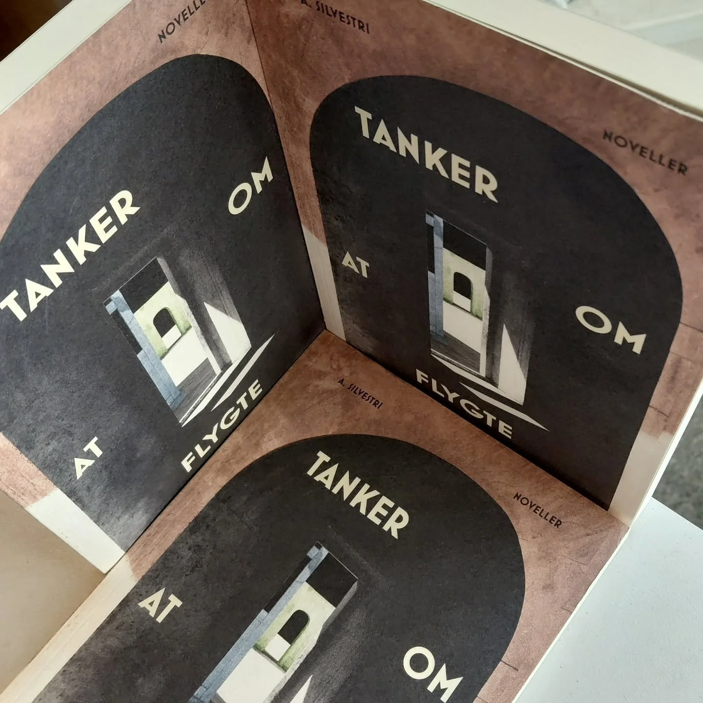 I dag er det tre &aring;r siden Tanker om at flygte udkom. 10 noveller, der ikke er magen til s&aring; meget andet. 

Tanker fik flotte anmeldelser, en virkelig god lekt&oslash;r og jeg indl&aelig;ste den senere som lydbog. Sig til, hvis du har lyst 