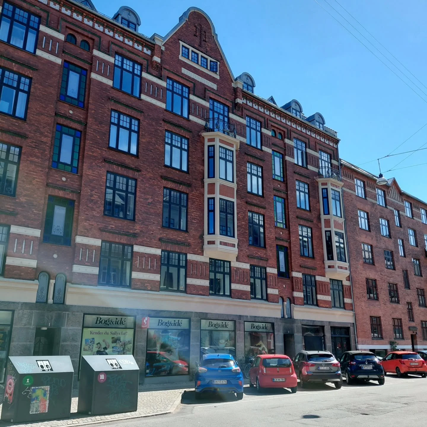 S&aring;! Atter hjemme og ikke flere m&oslash;der i dag, men heldigvis ser det ud til at jeg til efter&aring;ret b&aring;de skal fort&aelig;lle om monstre og lave skriveworkshop ud fra malerier 🙂 H&aelig;v stemmen, hvis du ogs&aring; vil have mig p&