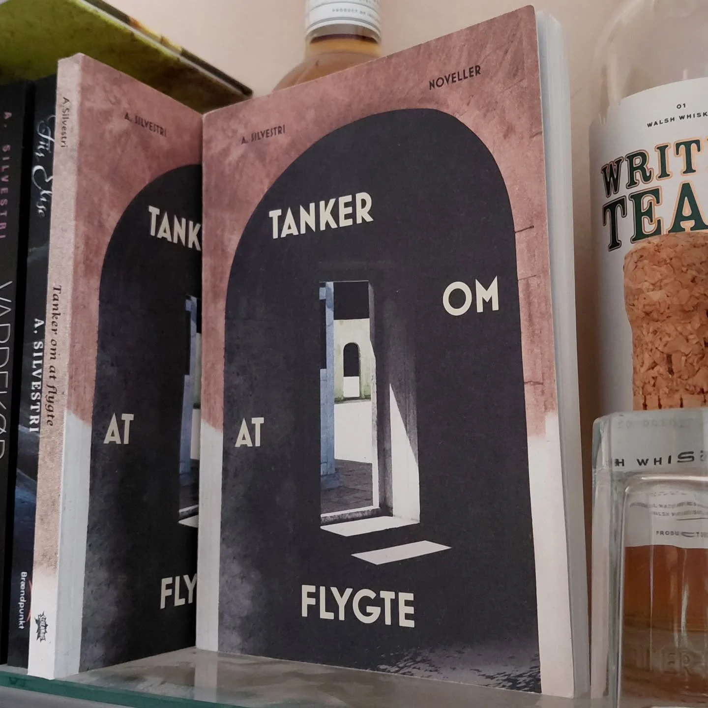 For tre &aring;r siden sad jeg midt i indl&aelig;sningen af Tanker om at flygte, og det er aktuelt, fordi nu er lydbogen endelig igen tilg&aelig;ngelig p&aring; ereolen og bibliotek.dk 🙂 Hurra for det og jeg h&aring;ber du giver den et lyt 🙂

Tanke