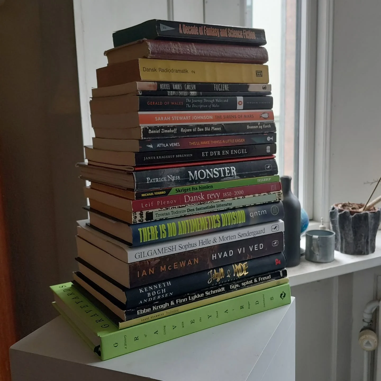 Maj bragte mig vidt omkring 🙂

Radiodramatik fra 1960'erne og ungarsk horror. Klassiske sp&oslash;gelseshistorier og graphic novels. Norske b&oslash;rnerim og spritny britisk science fiction. Gilgamesh og bearbejdelser. Og det var bare sk&oslash;nli