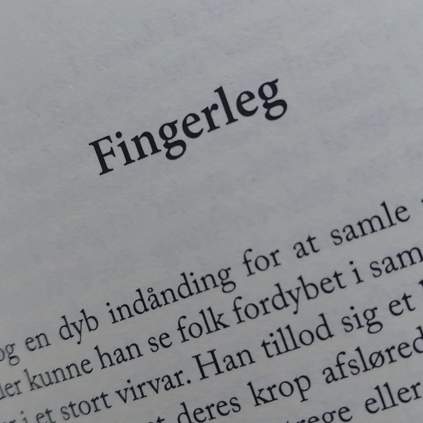 Selv om jeg skrevet en historie til ende, kan den stadig godt rumstere i mit baghoved. Nogle af mine fort&aelig;llinger dukker op med j&aelig;vne mellemrum, andre det stik modsatte. I dag var turen kommet til Fingerleg.

Jeg tror aldrig jeg har poste