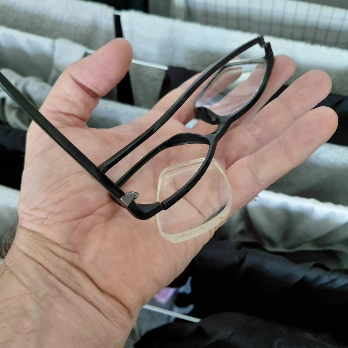 Min dag begyndte med at mine briller kn&aelig;kkede. Suk. Med et syn som mit, er det lidt af en katastrofe. S&aring; jeg snuppede min morgenl&aelig;sning med bogen ca. 6 centimeter fra ansigtet. Et eller andet skulle jeg jo lave indtil optikeren &ari