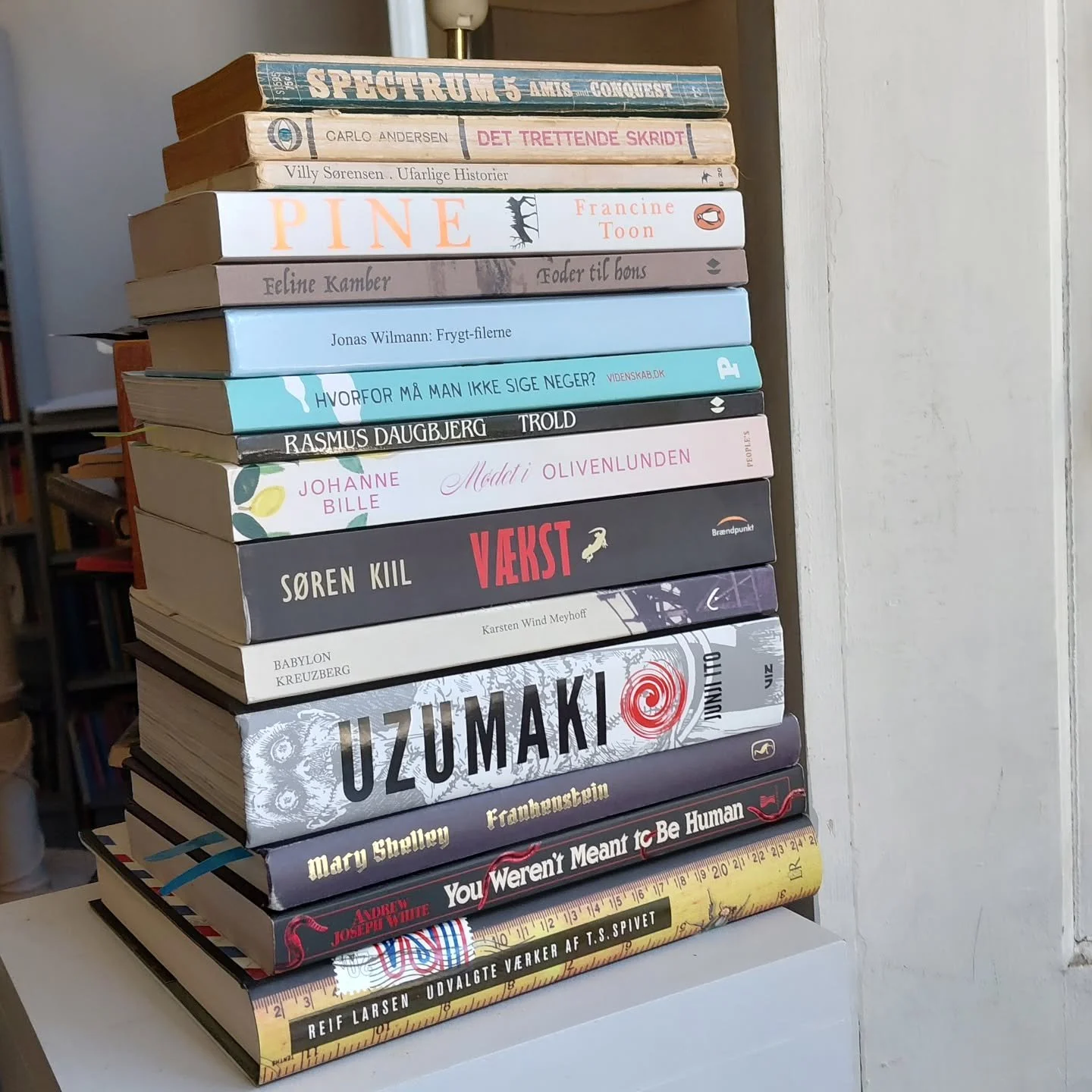 I september (der har f&oslash;ltes uden ende) blev det ogs&aring; til lidt l&aelig;sning 🙂

Masser af horror og dansk litteratur, lidt graphic novel, lidt fagbog, lidt krimi, lidt romance, lidt andet. Det er som det skal v&aelig;re 🙂

#l&aelig;snin