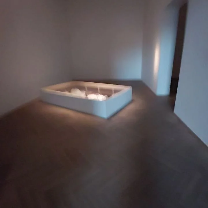 Efter det meste af dagens dont var klaret (arbejdsl&aelig;sning, t&oslash;jvask, missest&aelig;tsfodring, fakturaforsendelser og et mindre raserianfald) lagde jeg dagens l&oslash;betur til Kunsthal Charlottenborg. 

Der var trippeludstilling: Amalie 