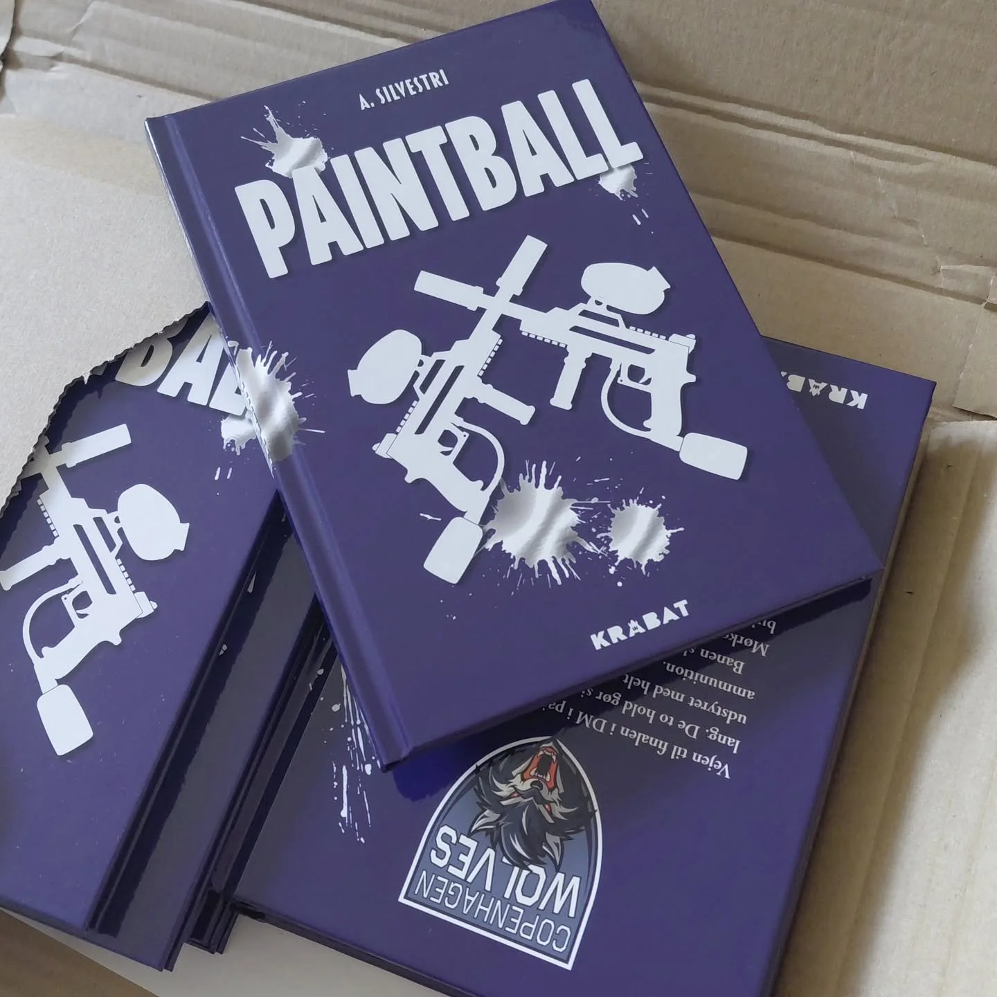 S&aring; er mine forfattereksemplarer af Paintball ankommet 🙂

Sig til, hvis du er interesseret i at erhverve dig et eksemplar 🙂

#forfatterliv #udgivelse #paintball