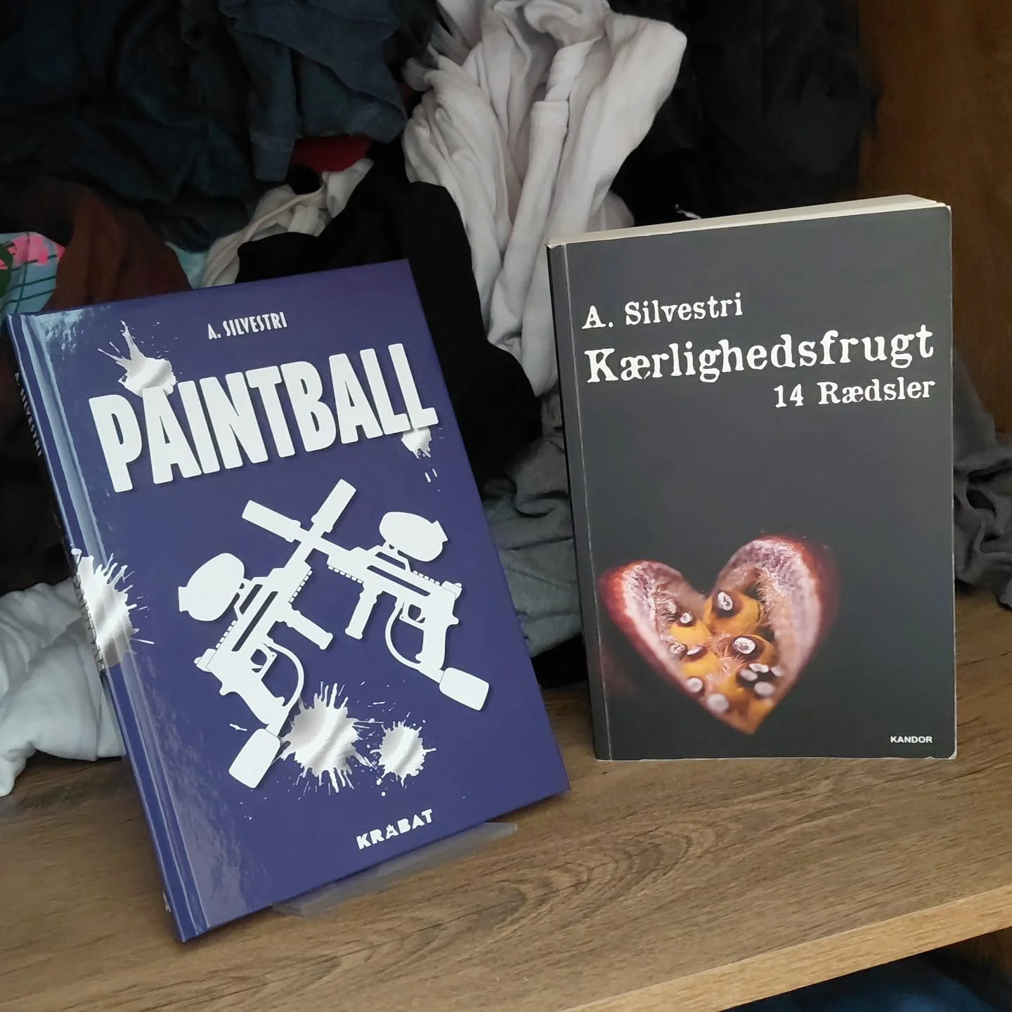 Af og til sker sjove sammentr&aelig;f 🙂

Paintball udkom i g&aring;r ... og novellesamlingen, hvor Paintball optr&aelig;der for f&oslash;rste gang, ankom med posten dags dato. For 11 &aring;r siden 🙂

Historierne er ikke helt identiske; der sker li