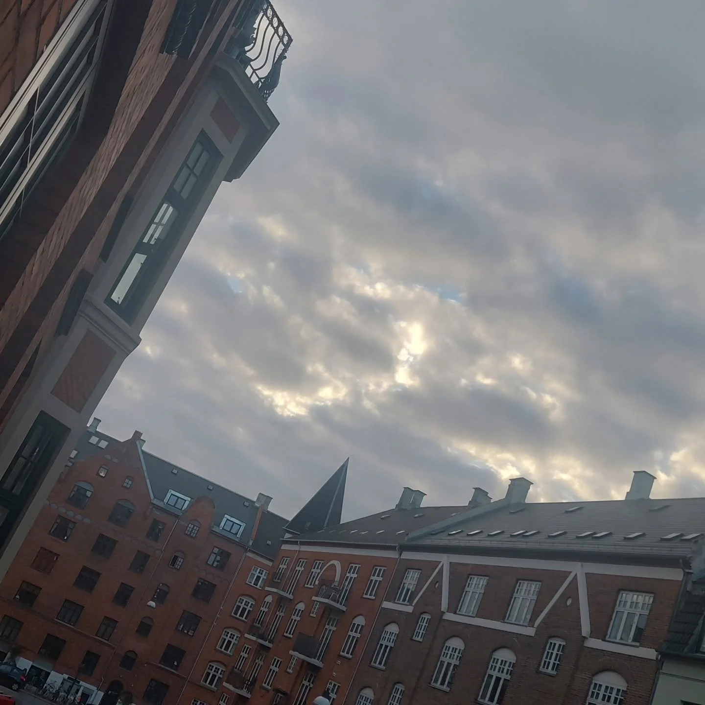 Jeg kan godt lide, n&aring;r efter&aring;ret kommer. Pludselige vindst&oslash;d. Tung regn under l&oslash;beturen. At tage sokker p&aring; indenfor. Falmende lys ud p&aring; eftermiddagen. M&oslash;rket, der langsomt gror mere solidt. For mig er efte