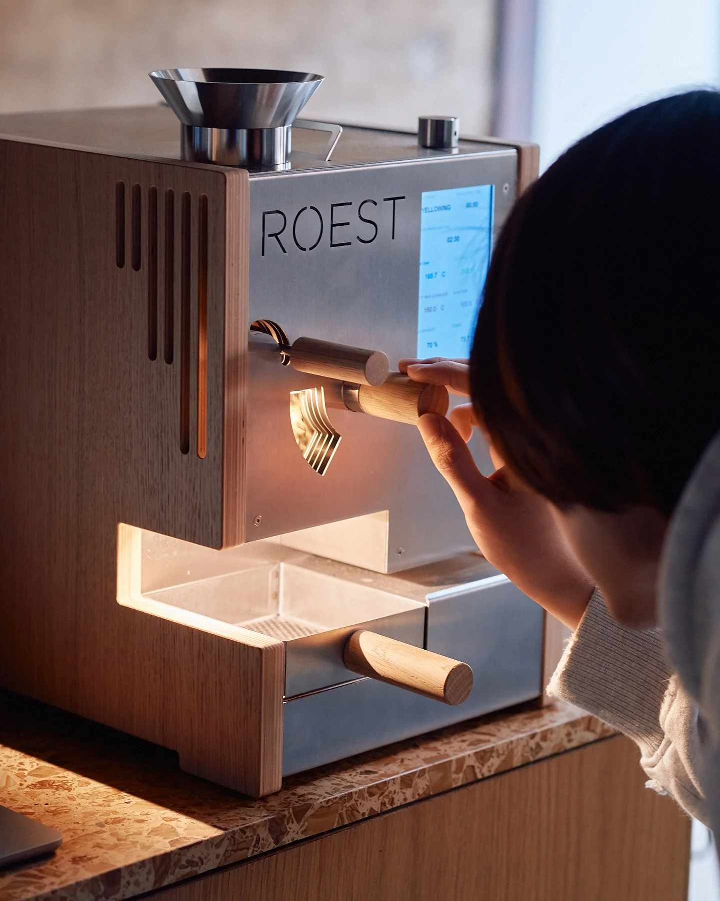 Roast every batch with precision. Whether you want to automate your workflow with replicable profiles or control the roast manually, ROEST sample roasters deliver consistent results every time.
📸 @kurasu.store.jp
#ROESTcoffee #sampleroaster #sampl