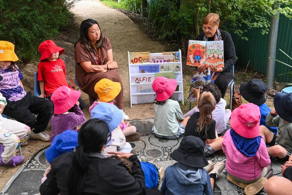  Aimee Chan and Auntie Edna Stewart at Koori Kindermanna reading “My Feet”. Image by Mark Jesser, The Border Mail 