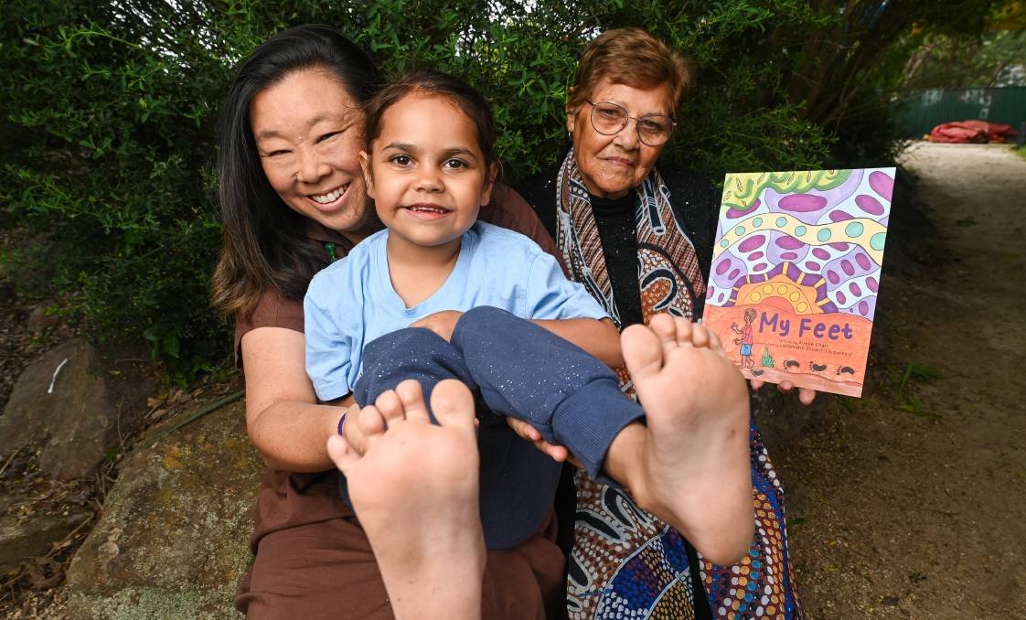  Aimee Chan and Auntie Edna Stewart launch the book “My Feet” for Podiatry Week at Koori Kindermanna. Image by Mark Jesser, The Border Mail 