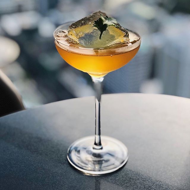 Cheers to wherever you are in the world.🍸We&rsquo;re in Singapore at the @swissotelthestamford enjoying a cocktail up in Skai bar on the 80th floor. A top place to check out the skyline views of the orchid city.🙌 Pic: @worldofleedham .
.
.
.
.
#sin