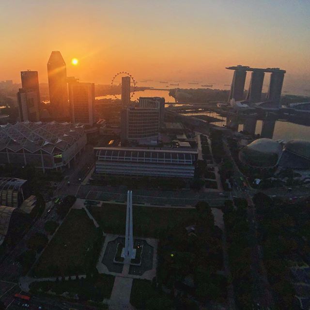 We&rsquo;re in ❤️ with Singapore. 🙌 This is a city that just gets better and better... Have you visited recently? 👊 Pic: @worldofleedham 🙏
.
.
.
.
.
.
#singaporesling #accorhotels_apac #jaansg #feelwelcome #swissotelthestamford #sofitelsingaporese