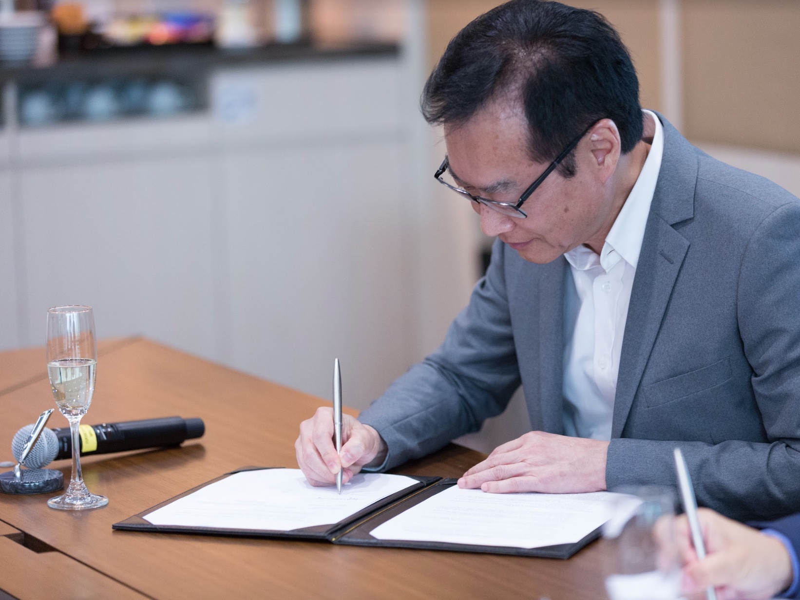 Foundation Board Director and Signing Representative Ir Wai Chi Sing, GBS JP signing the Memorandum of Understanding