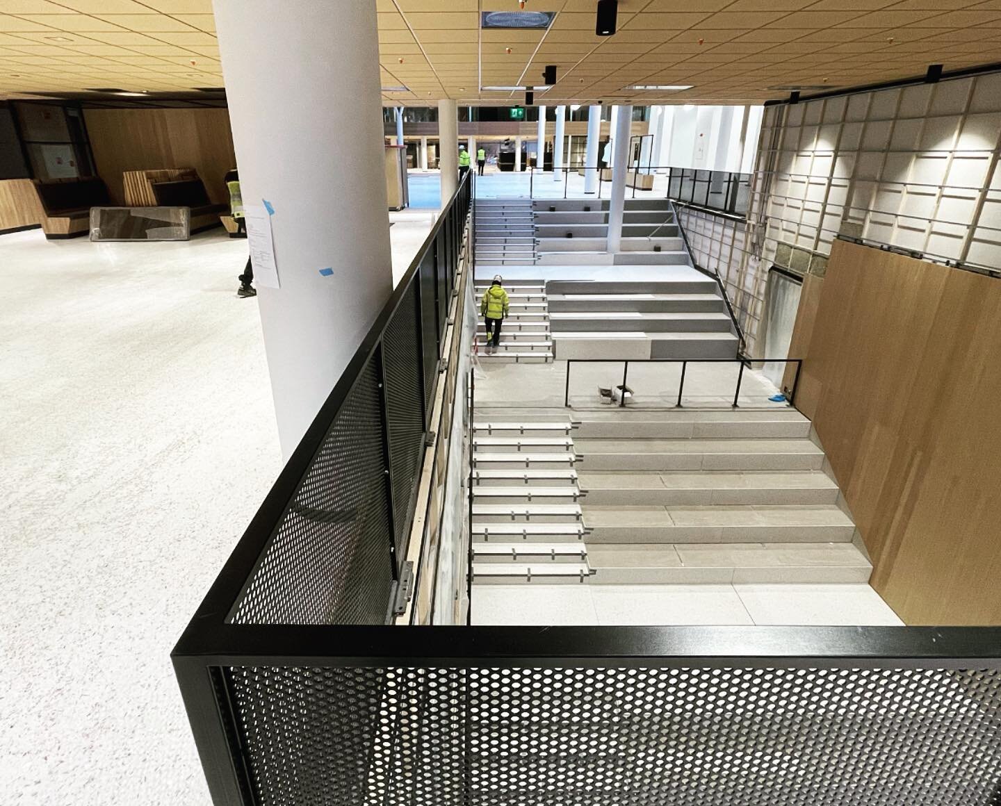 Atriumstrappen begynner &aring; n&aelig;rme seg ferdig - sammen med resten av bygget 🙌🏼 

#kommuneg&aring;rden #interi&oslash;r #terrazzo #perforatedmetal #ombygging #breeamoutstanding #breeam