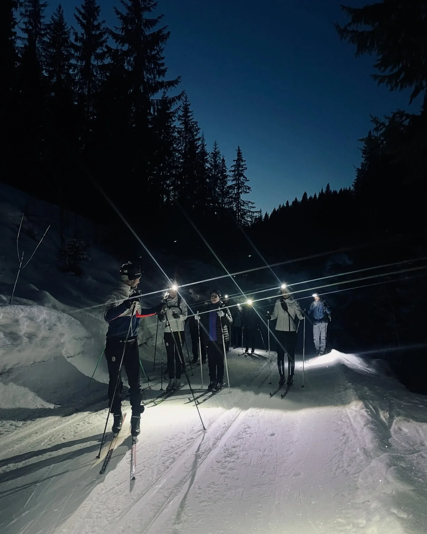 &Aring;rets skidag med @vinterark 👌 
Skyfri himmel p&aring; vei til Kobberhaughytta og hodelykt p&aring; vei til afterski 🙌 🤩
