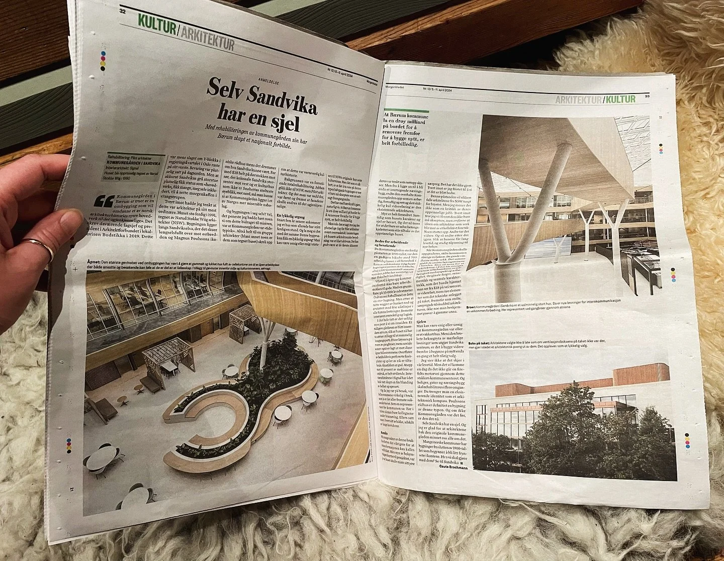 I dagens utgave av @morgenbladet kan du lese anmeldelse av Kommuneg&aring;rden. 

Les den ogs&aring; p&aring; Morgenbladets nettutgave 
https://www.morgenbladet.no/kultur/arkitektur/2024/04/05/selv-sandvika-har-en-sjel-denne-byggesaken-fikk-en-lykkel