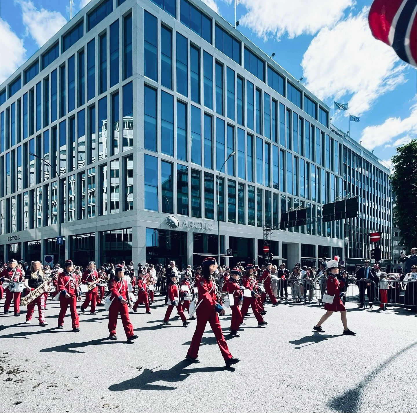 Vel overst&aring;tt 17. mai 🥳🇳🇴☀️ 
Folksomt utenfor Haakon VII gate 5, med barnetoget masjerende forbi 🎉Hurra, hurra!