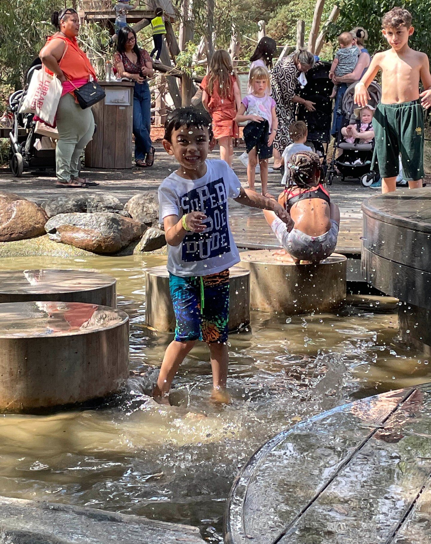 Lots of sunshine and splashing at @kewgardens at the beginning of our Summer Holiday Programme! Children had a blast at the Children's Garden - thank you for having us! 🌴

#kewgardens #summerholidays #summerholidayprogramme #hackney #camden #holiday