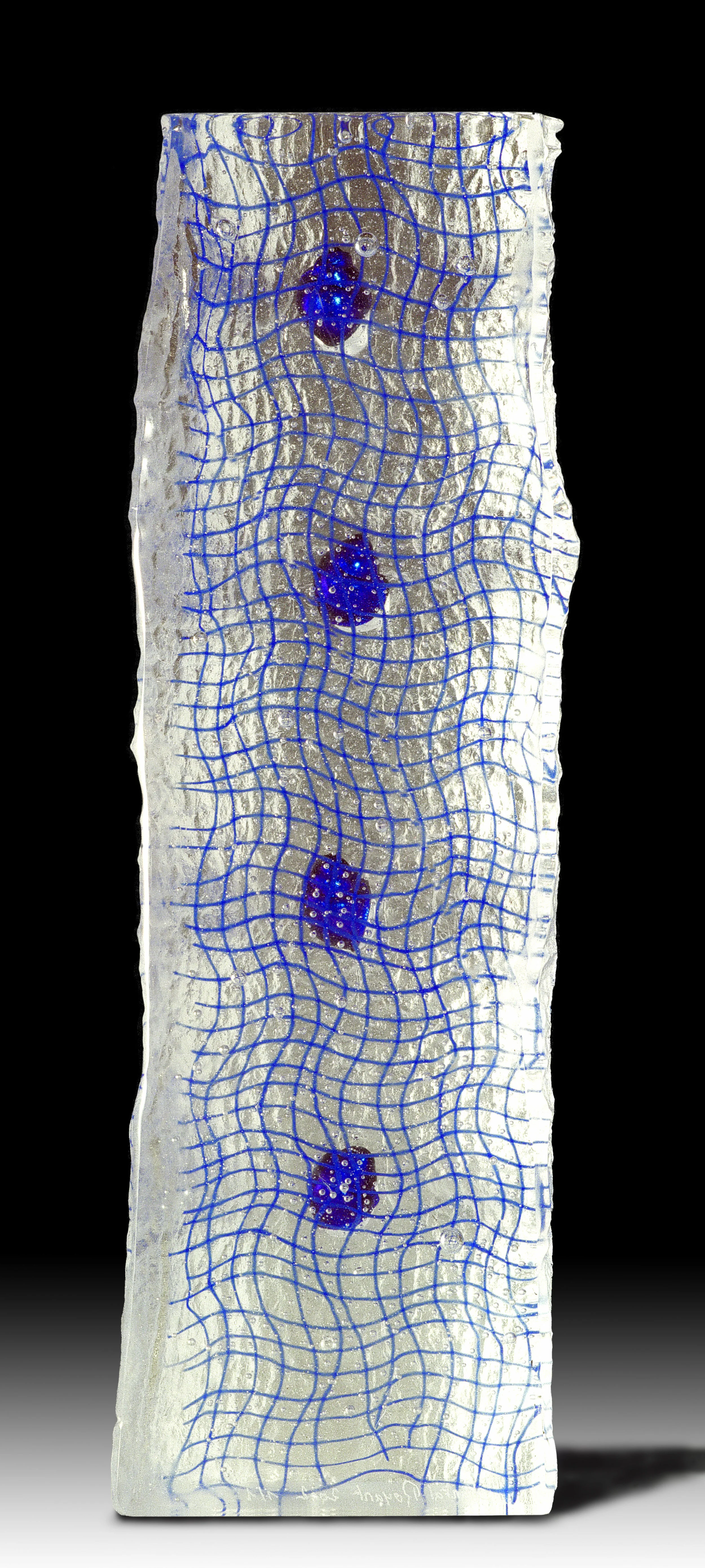 MAILLAGE XIV , 2002, 56x18x10 cm, Photo: didierlecoq.com Les maillages représentent les tissages de nos vies. Les liens sont des fils qui se tissent, s’unissent, se froissent parfois se déchirent et nous éclairent sur notre interdépendance. Cette trame existentielle relie les êtres à travers leurs marches. Symbolique de tout ce qui nous uni, de la rencontre, du cheminement, du voyage comme le reflet de notre humanité et de notre liberté Meshes represent the weaves of our lives. Links are threads that weave, unite, sometimes wrinkle, and diffuse light on our interdependence. This existential framework connects beings through their steps. Symbolic of all that unites us, of the encounter, of the pathway, of the journey as a reflection of our humanity and our freedom.