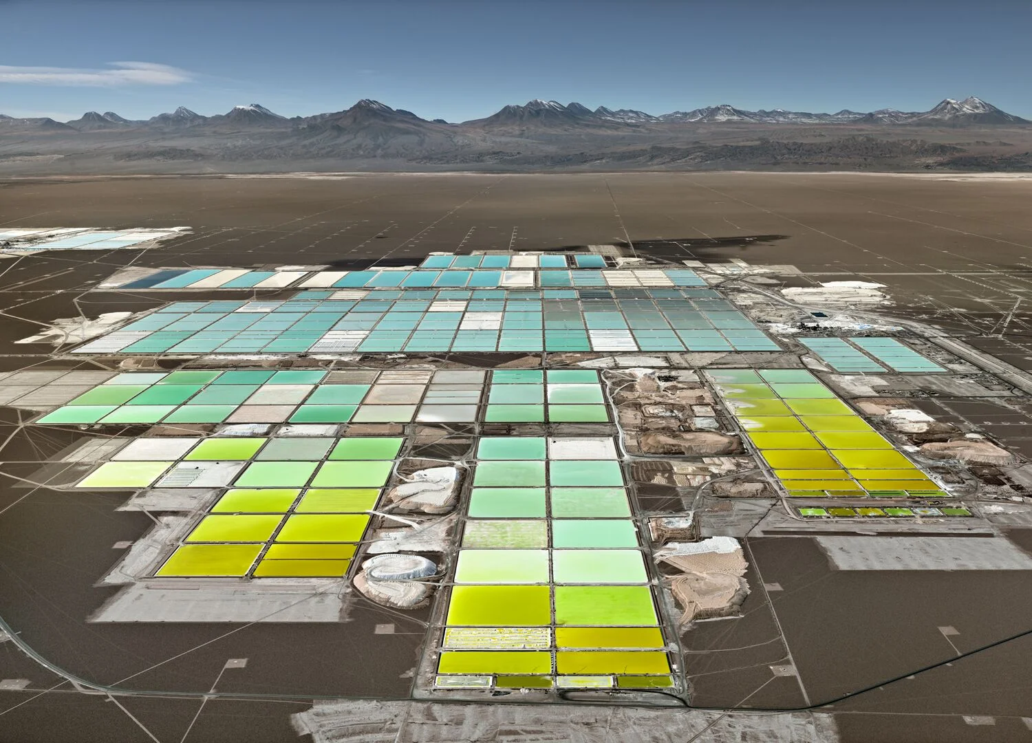 Edward Burtynsky, Lithium Mines #1, Salt Flats, Atacama Desert, Chile, 2017 (Chromogenic print, 48 x 66.5 inches, edition of 6)