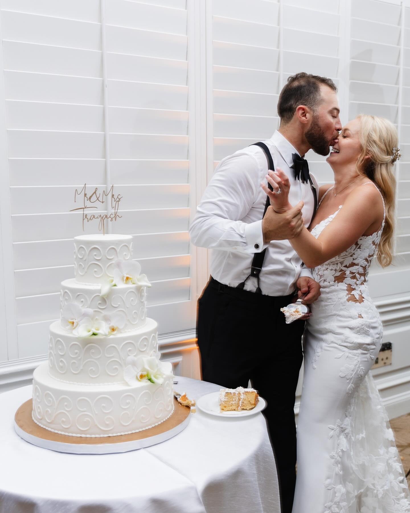 Now this is how you enjoy cutting cake together 😍🥰❤️ 

*no smashing on the face ever* don&rsquo;t do this people. It will not end well 🤣 
.
.
.
Events with a Promise 
South Fl Certified | Boutique Wedding Planning &amp; Design specializes in Desti