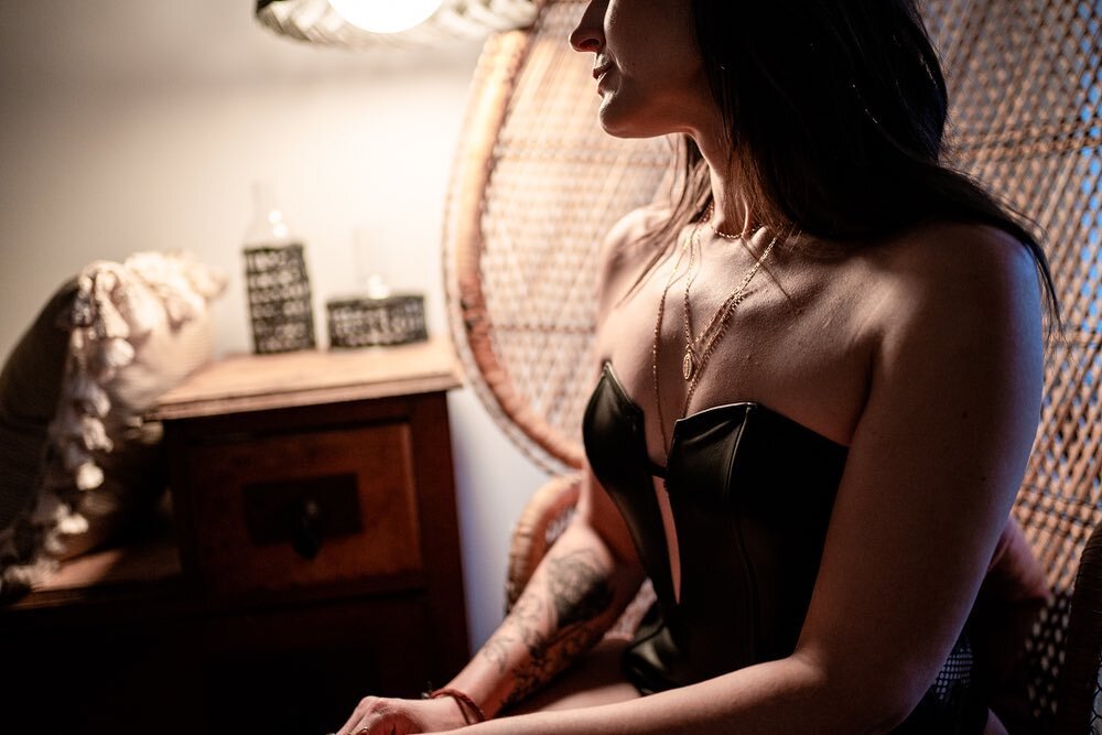 Trying to find my light in the darkness ✨
.
📸 @markdugganphotography
.
.
.
#nickelcitypretty #blog #blogger #buffaloblogger #buffalo #buffalove #boudoir #photography #headshots #lifestyle #lifestyleblogger #art #staycation #mood #moodyports