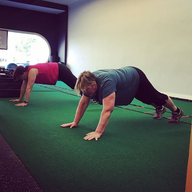 Deb and Sharon Improving so much on their total body strength. One minute planks are a breeze for them now. Working our way up to the two minute mark. Awesome stuff 💪💪💪
:
:
:
:
:
:
:
:
:
#fitfam #fitness #exercise #strength #training #train #core 