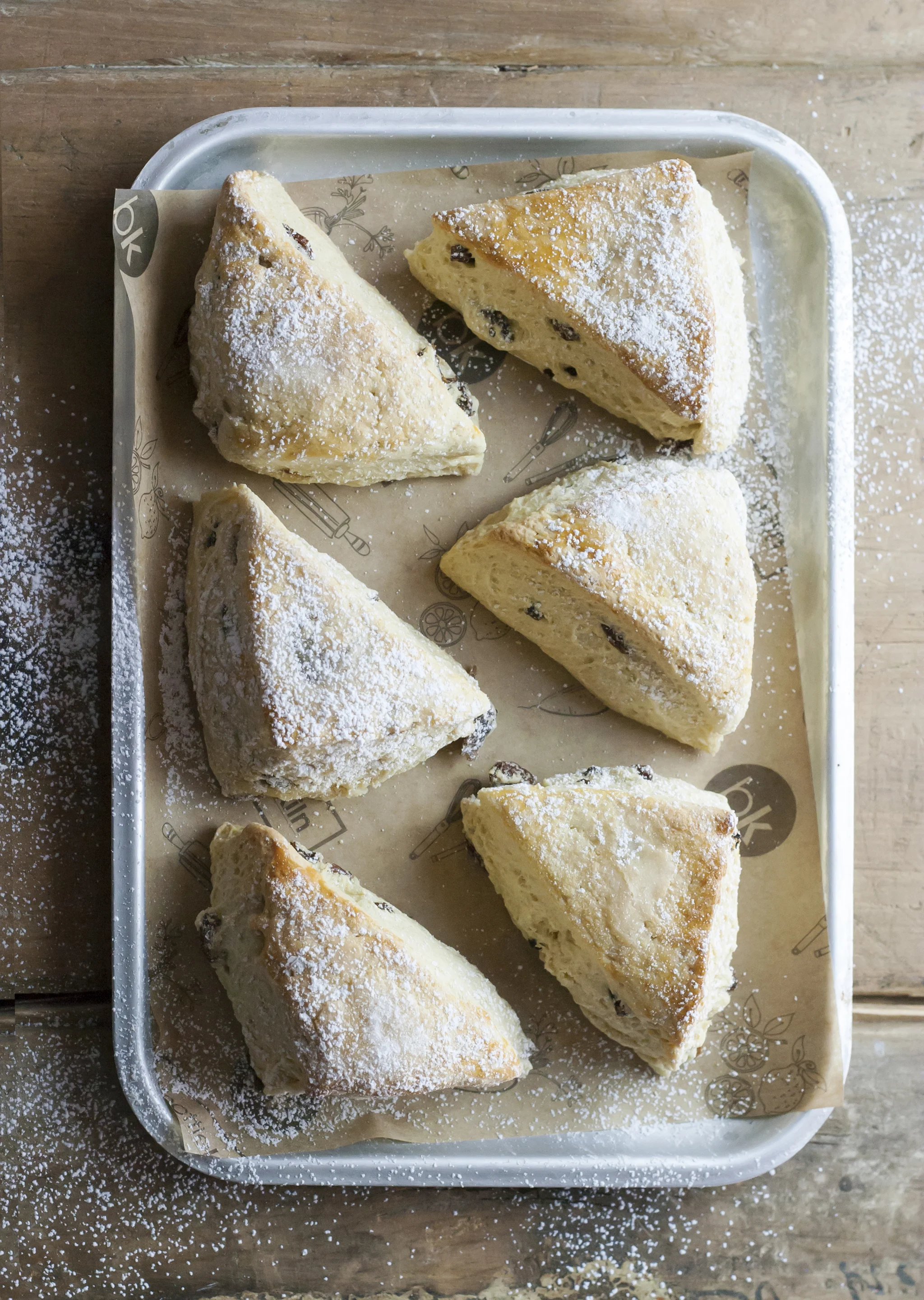 Six reshly baked scones on baking tray
