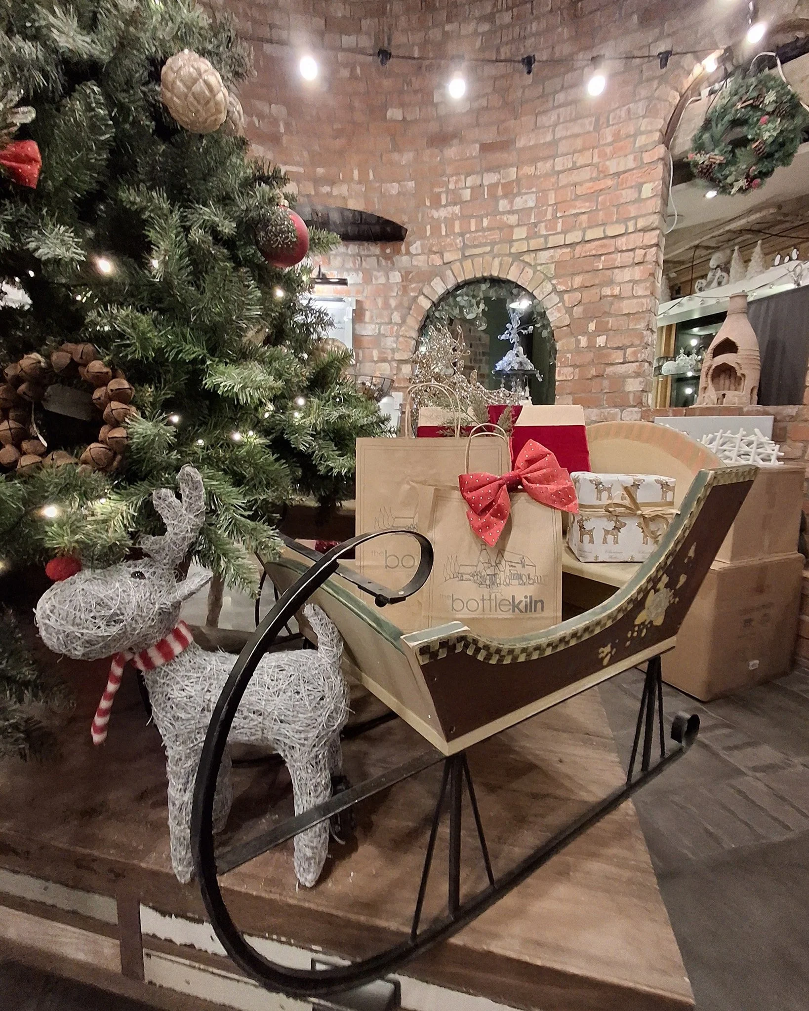 We are open late on Thursdays until Christmas. 🎁 
Open until 8.30pm with the cafe serving food all the way through from 9am until 8pm. We hope to see you there. 🍷