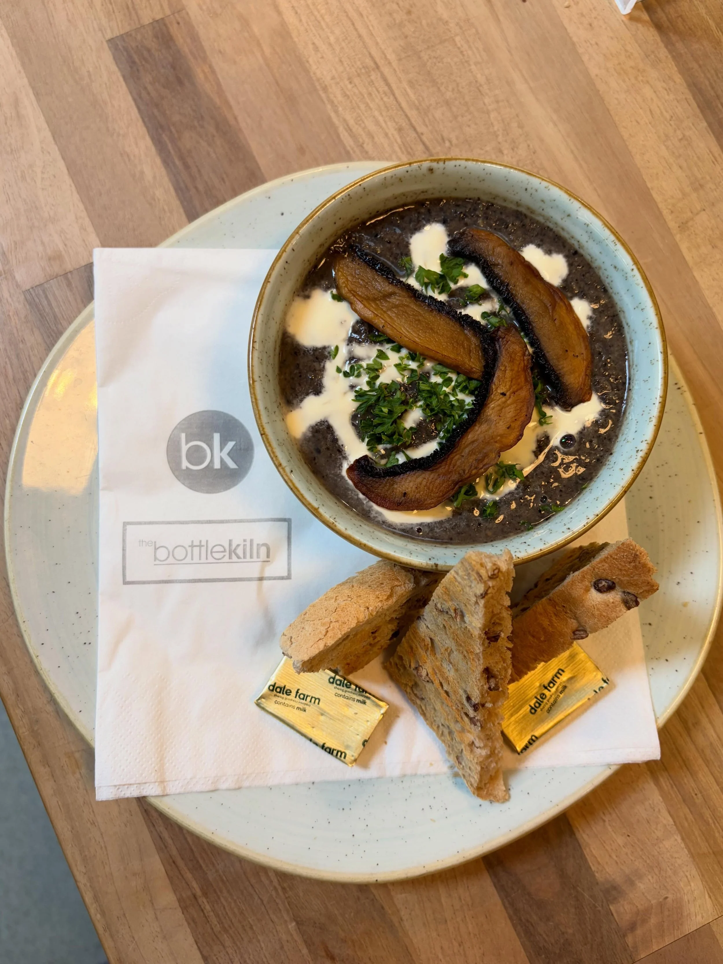 Come join us on this rainy day🌧️

Today&rsquo;s special!
Garlic and mushroom soup🥣 
Served with White toast, Granery toast or a cheese scone

Can be served without cream (vegetarian)