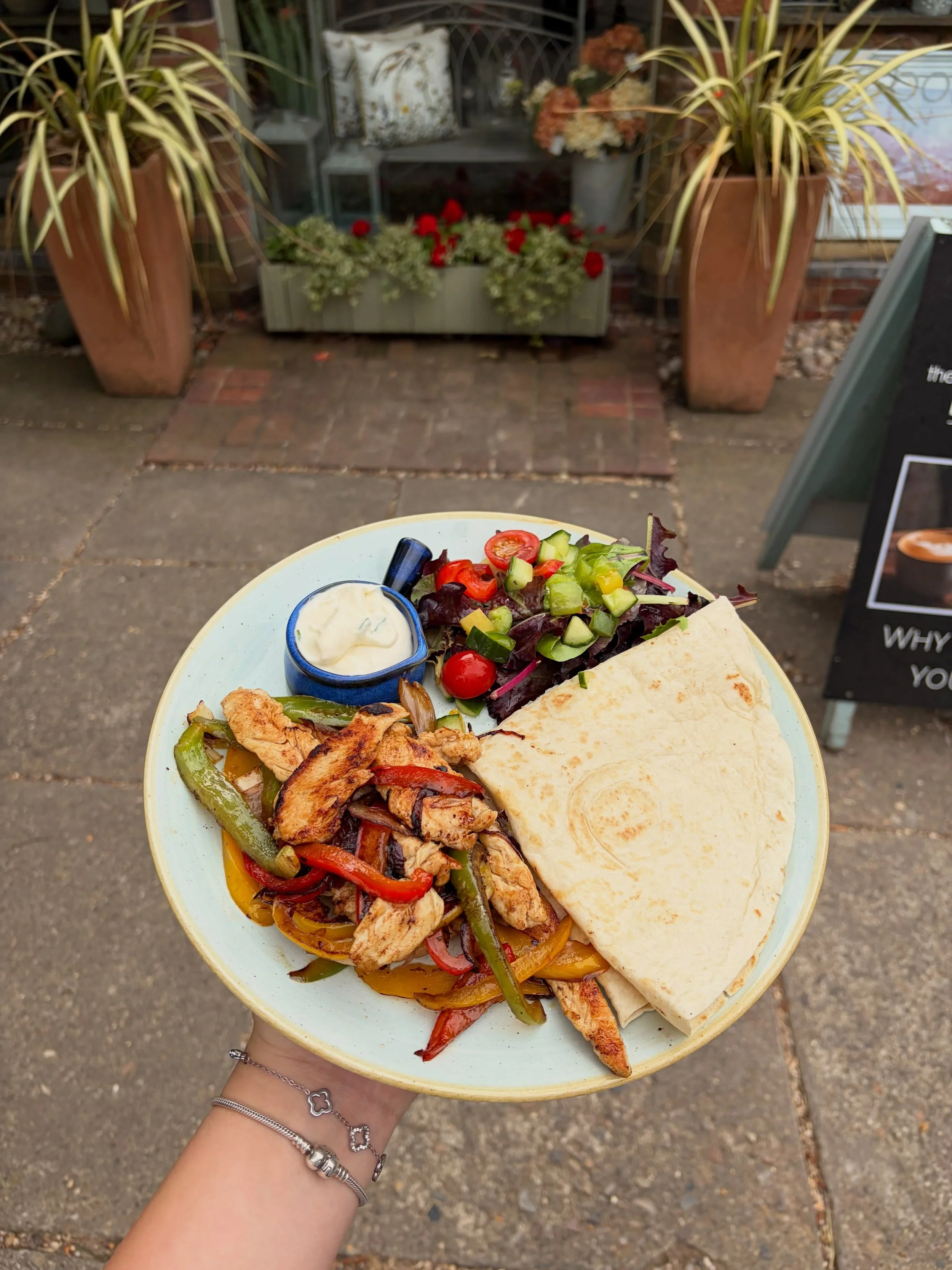 Today&rsquo;s special🌯
Chicken fajitas🇲🇽

Chicken fajitas served with wraps, side salad and a homemade garlic mayo!