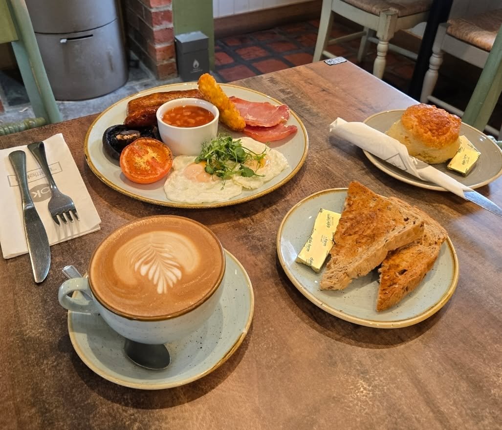 Is there a better sight than hollandaise being poured over smoked salmon and eggs? 😍

Whether you're after a proper full breakfast to set you up for the day, or a slice of lemon meringue and a latte for an afternoon pick-me-up, we've got you covered
