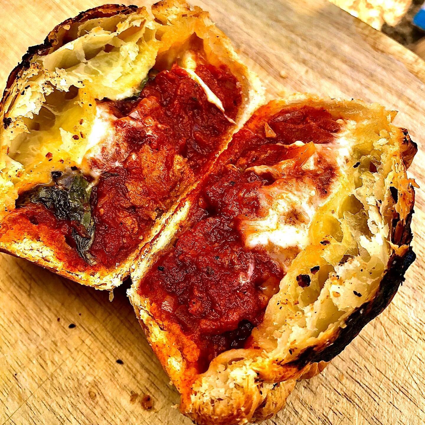 Meat Ball Marinara Pie with Provolone Cheese 🙋&zwj;♂️🙋 yesss!
This baby is epic - using 50% beef shin mince and 50% pork shoulder mince these meat balls have so much flavour!!
What is not to love about this combo!
.
.
.
.
.
.
.
.
.

#pie #foodie #f