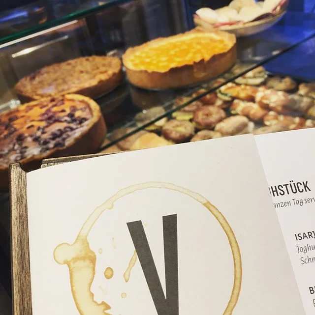 Hello #Munich friends! A new cafe is opening today at Thalkirchnerstra&szlig;e directly at Sendlinger Tor! Stop by for some local food, @emilocoffee @pressbar #smoothies, @bioteaque tea and all day breakfast!

#coffee #breakfast #handmade #local #bio