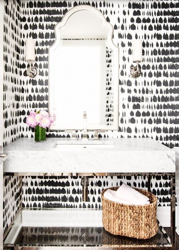 Extra towels, fresh flowers and a countertop free of clutter = heaven. Courtesy of Pinterest