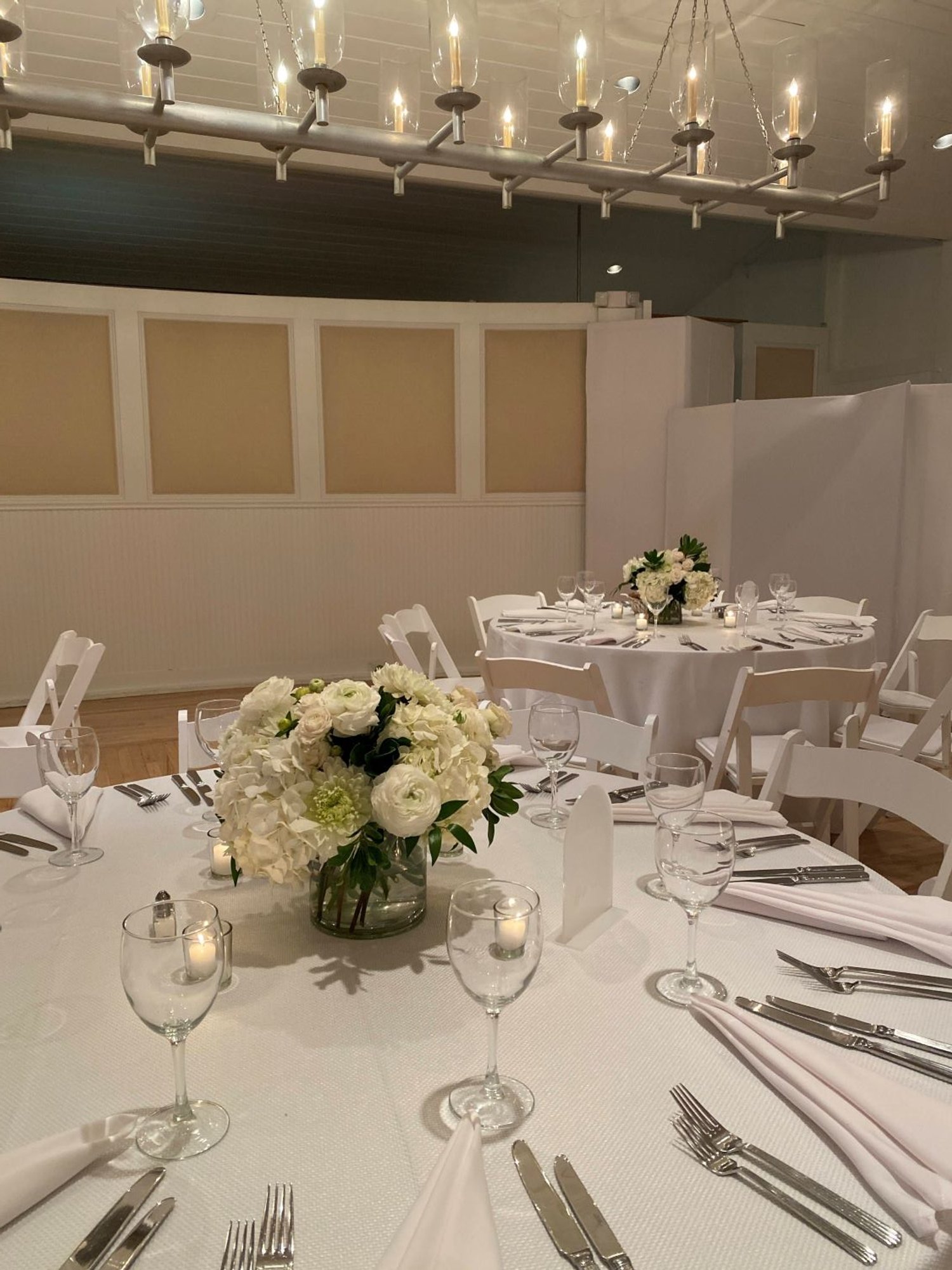 nectar&bloom-nectarandbloomny-Bridgehampton-Tennis-and-Surf-Club-NY-Summer-Wedding-Green-White-Low-Table-Centerpiece-2.JPG
