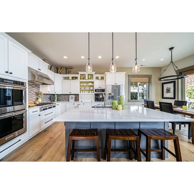 Modern kitchen.
&bull;
&bull;
&bull;
#realestatephotographer #realestatephotography #milliondollarlisting #interiordesign #modernhomes #moderninteriordesign #modernkitchendesign #moderkitchen #chelanrealestate #lakechelanrealestate #sony1224G