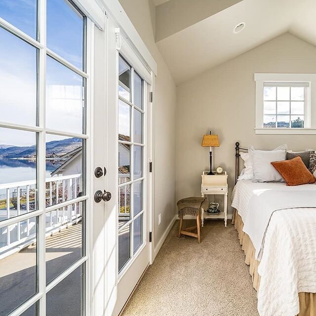 Guest room with a view.
&bull;
&bull;
&bull;
#realestatephotographer #realestatephotography #milliondollarlisting #lakefrontrealestate #waterfrontrealestate