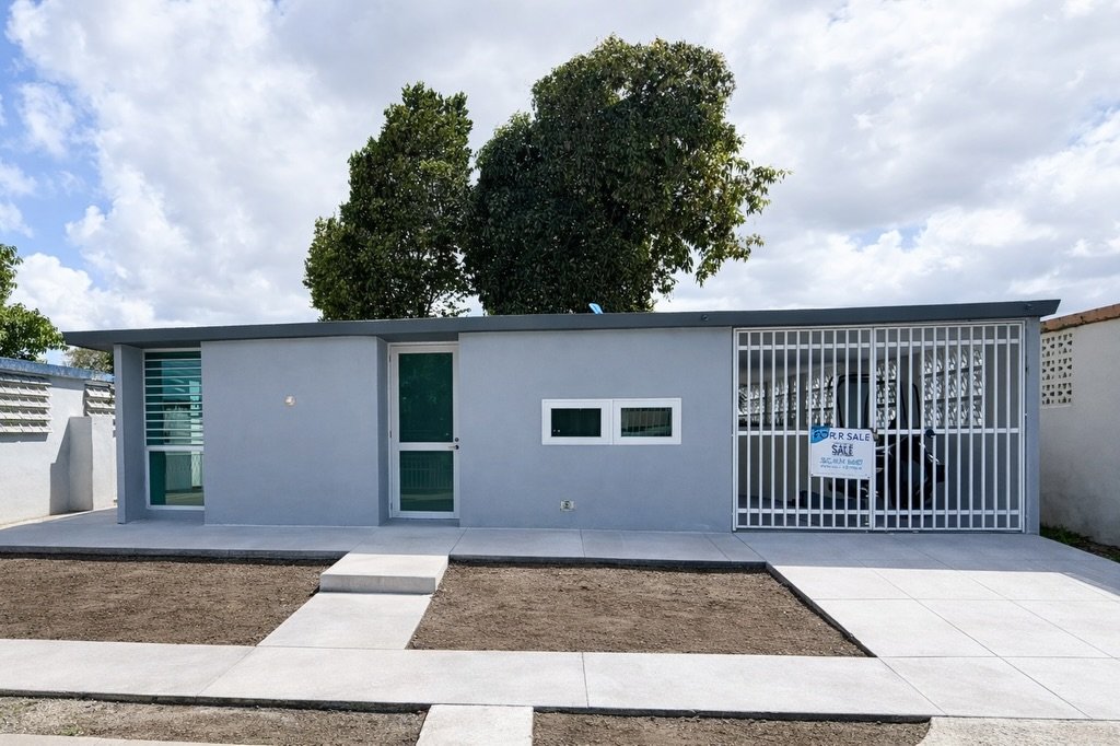 🏡 Urb. VILLA FONTANA | CAROLINA, PR 🇵🇷

Disponible desde mediados de marzo 2026 ✨

Totalmente renovada y lista para estrenar:
✔️ Ba&ntilde;os nuevos
✔️ Cocina completamente nueva 
✔️ Puertas y ventanas nuevas
✔️ Techo sellado

3 habitaciones | 2 b