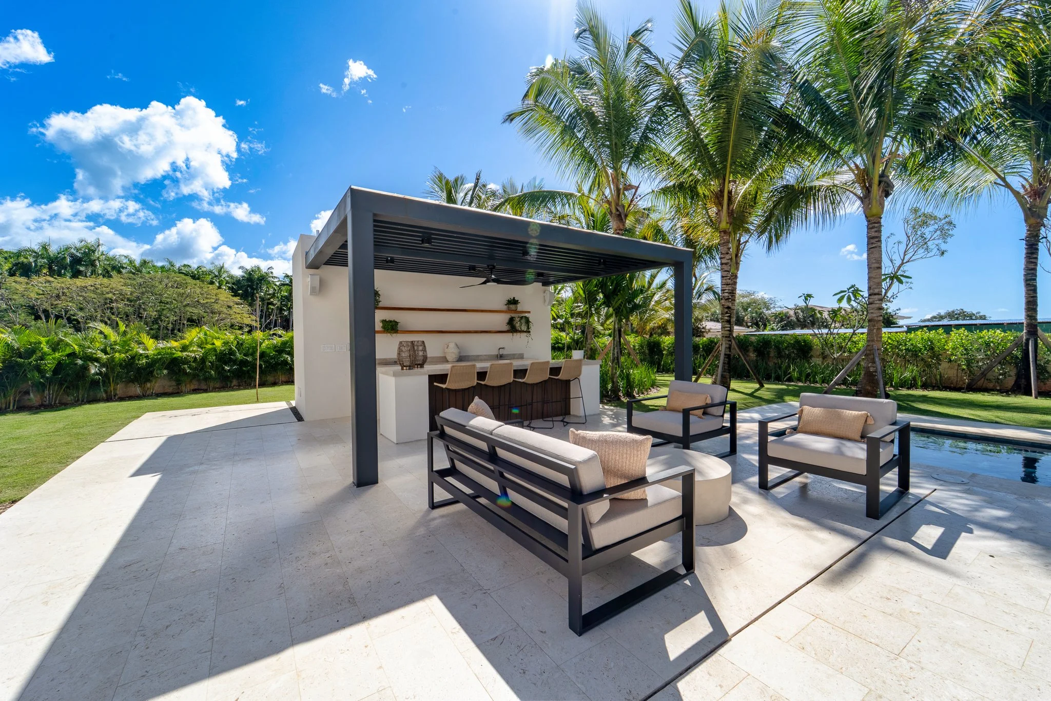 40 EXTERIOR BAR.jpeg