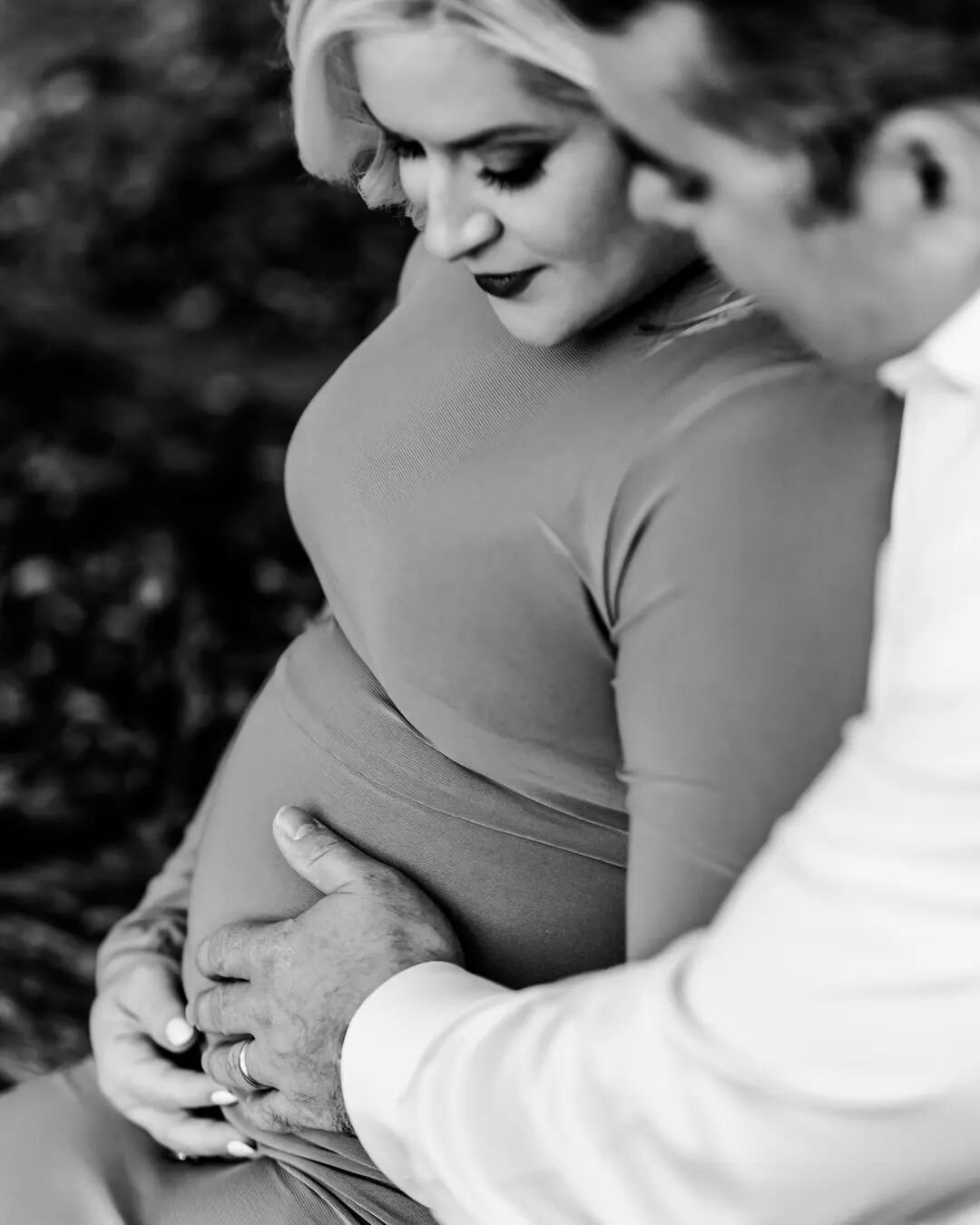 Maternity sessions always feel so magical ✨️ I cant wait to meet this little one when she arrives! @lauriekmontgomery you are gonna be the best mama!
.
.
Makeup and hair by @katielainethornton