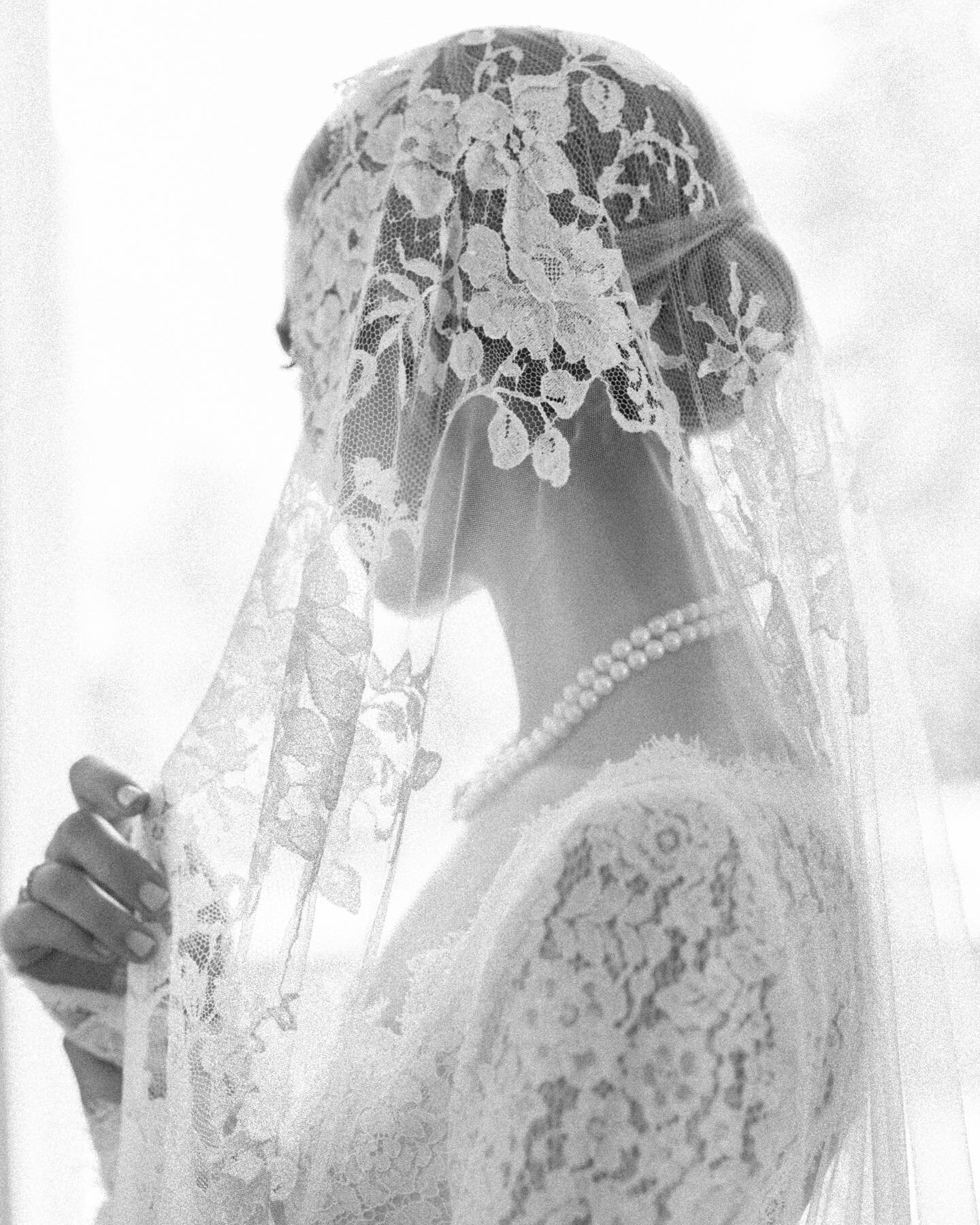 In love with our vintage italian bride-
a vision in lace @elainafagan, gown by @moniquelhuillier 

@lakecomoweddings @villadestelakecomo @dagnushka