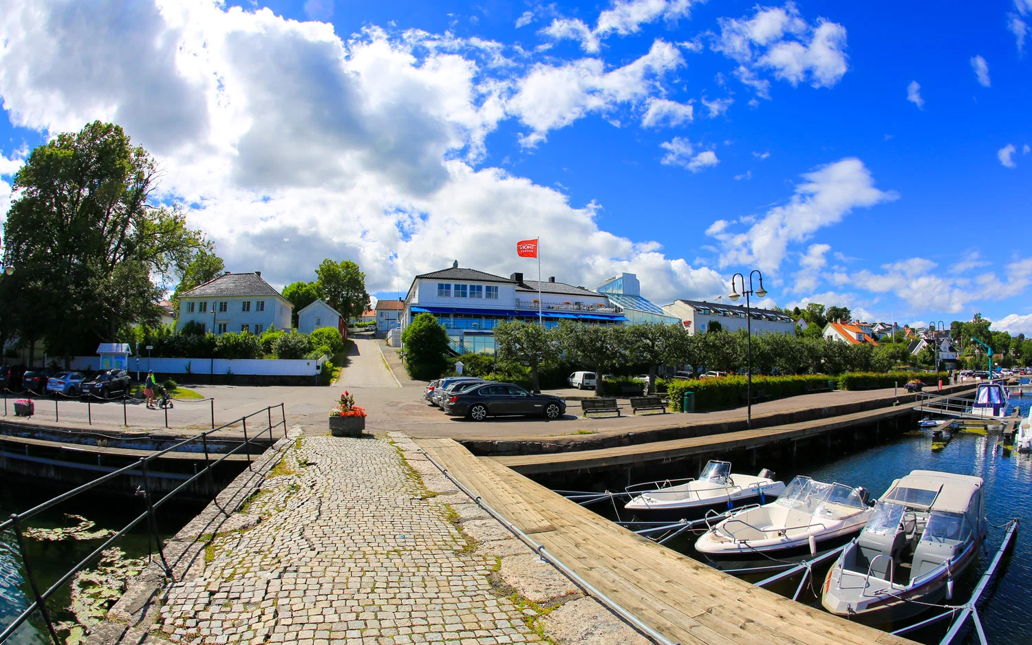 Åsgårdstrand og hotellet (til høyre i bildet) sett fra "Pikene på broen-stedet".