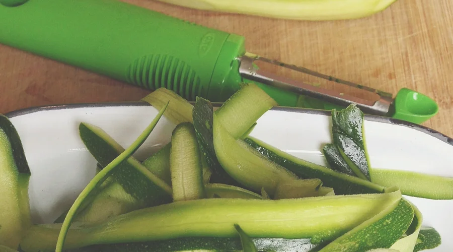 HOW TO MAKE ZUCCHINI "NOODLES"