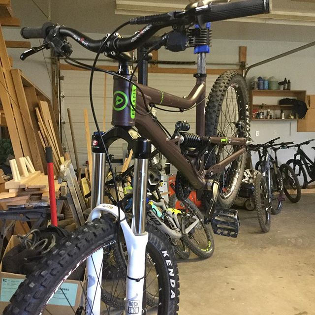 My Rocky Mountain Altitude broke down so I guess I have to go back to the good old Devinci Frantik. Not a bad choice 😊 #mountainbiking #devincibikes #rockymountainbikes #hugeshop #brokencable on the #rockymountainaltitude #lookslikealotofbikesintheb