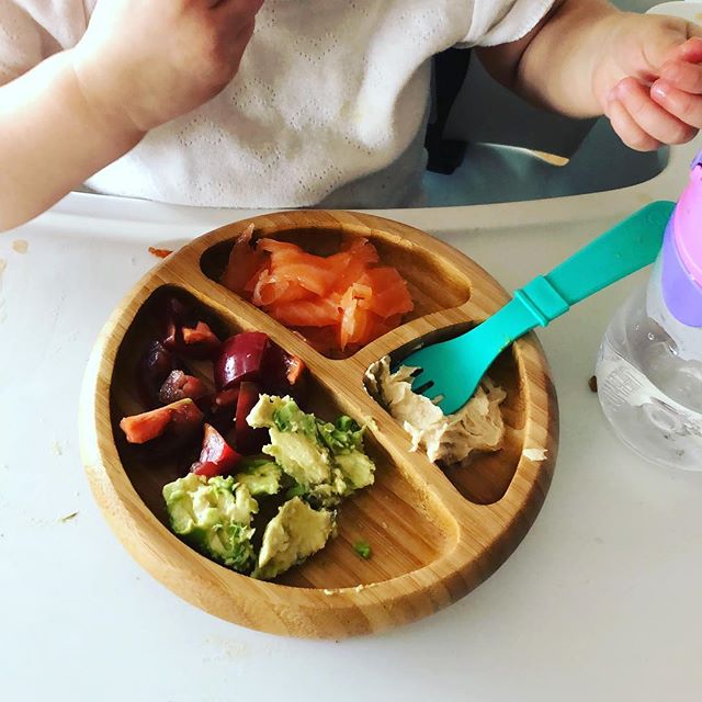 Healthy fats and omega 3s for lunch in under 2 mins: lox, avocado, hummus and tomatoes #toddlereats #tinytaster #futurefoodie
