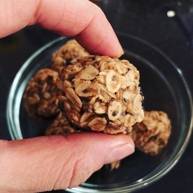 💥No bake energy/granola balls💥 A favorite - they&rsquo;ve got great ingredients and way less sugar than most granola bars on market, are loaded w fiber (perfect fix if your little one is constipated), so easy to make w kids (made this batch w Lily 