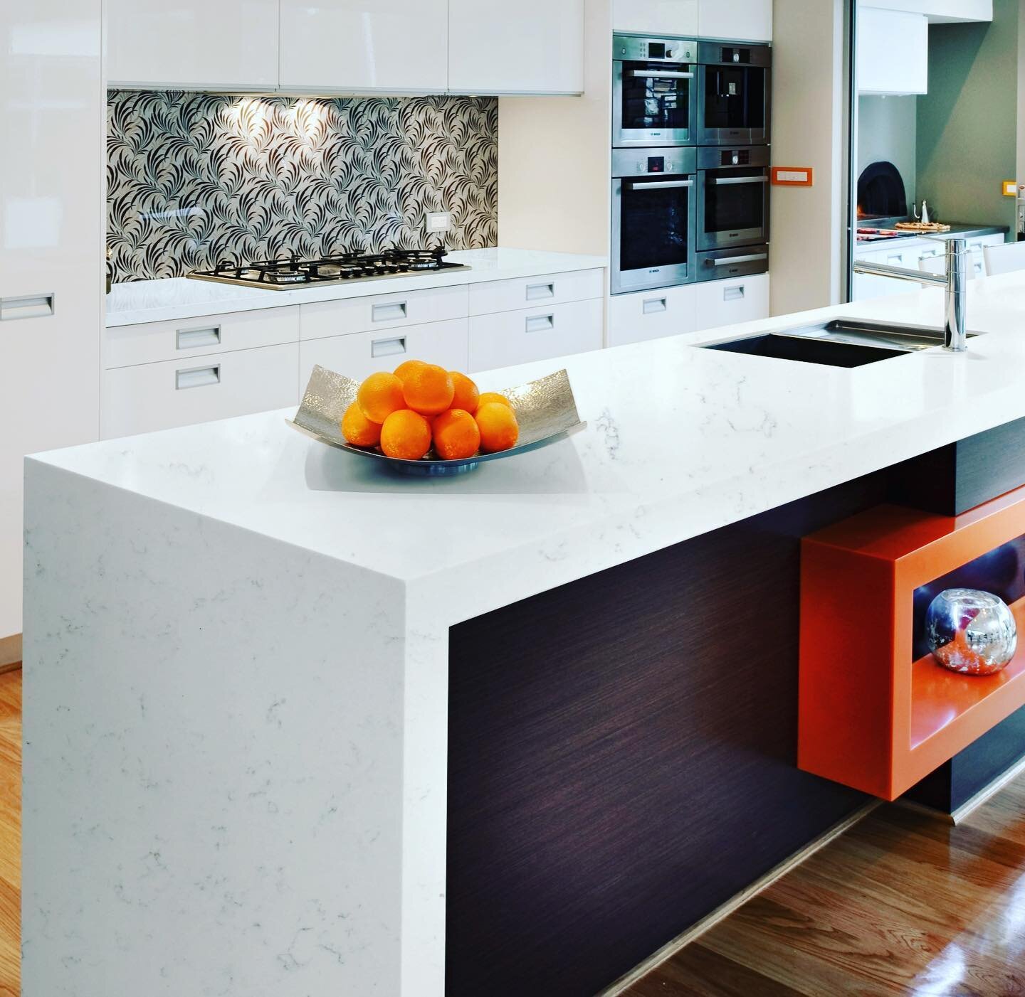 The perfect lightings, decorations and appliances elevate the kitchen to an art gallery. The new #tomstonequartz M-7000 is ideal for elegance.
.
.
.
.
.
.
.
.
#quartz #quartzcountertops #kitchendesign #kitchen #kitchencountertops #stone #stonecounter