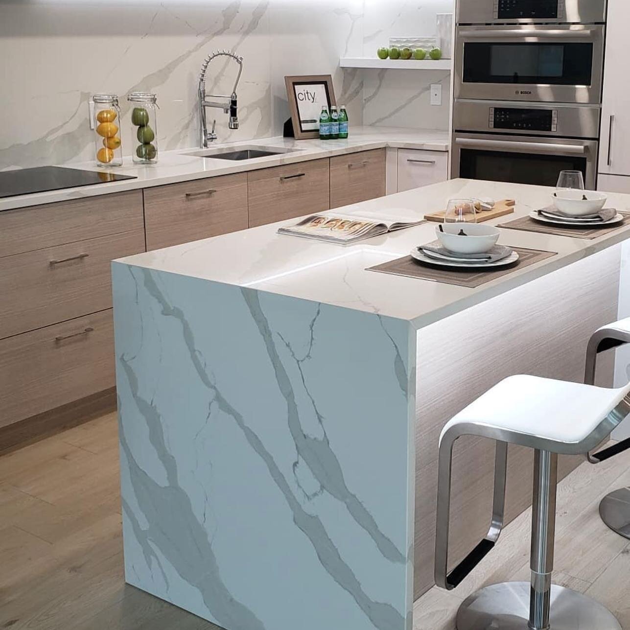 The waterfall you want to chase with #tomstonequartz Calacatta series. Turn your kitchen into a masterpiece. .
www.tomstonequartz.com
.
#quartz #quartzcountertops #kitchen #kitchencountertops #interiordesign #stone #stonecountertops #design #designin